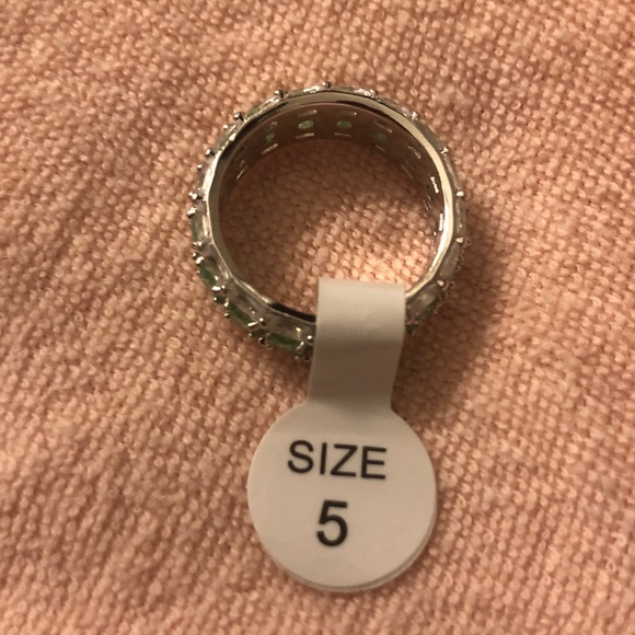 Elegant Silver and Green Gemstone Ring - Picture 3 of 4